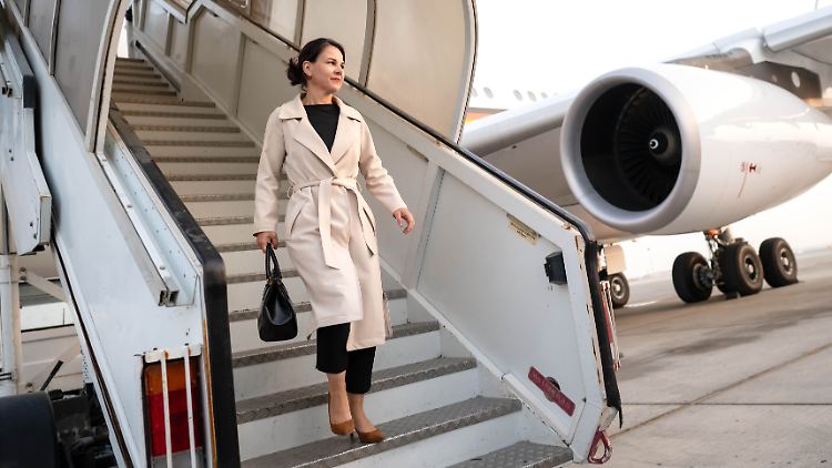 Außenministerin Annalena Baerbock steigt aus der Regierungsmaschine. Trotz erneuter Panne soll sie "hervorragend gewartet" sein. 