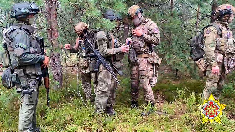 Belarussische Soldaten und Wagner-Söldner, die in Polen Verstärkung suchen, bei einem Manöver. 