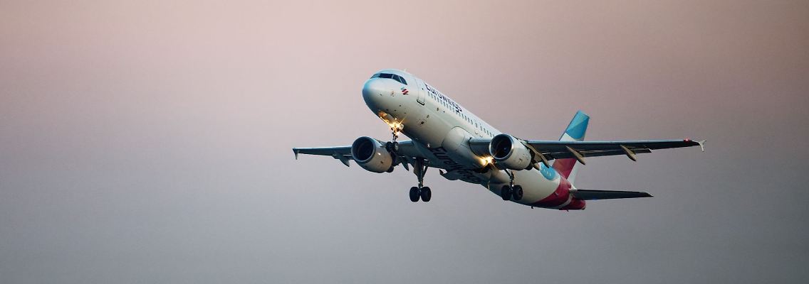 Eine Maschine der Fluggesellschaft Eurowings startet vom Flughafen Köln/Bonn.