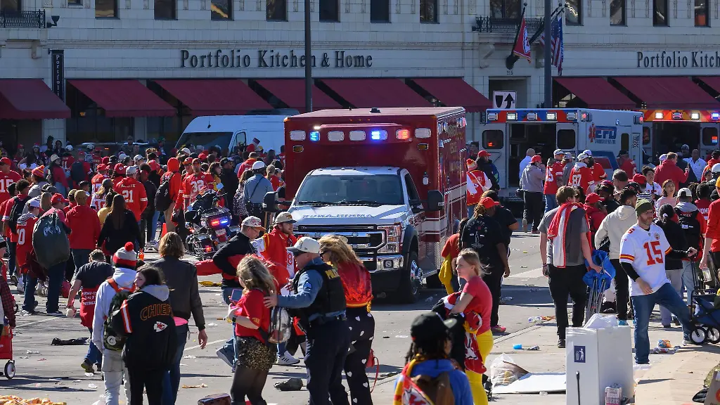 Die-Polizei-raeumt-das-Gelaende-nach-einem-Zwischenfall-bei-der-Siegesparade-der-Kansas-City-Chiefs