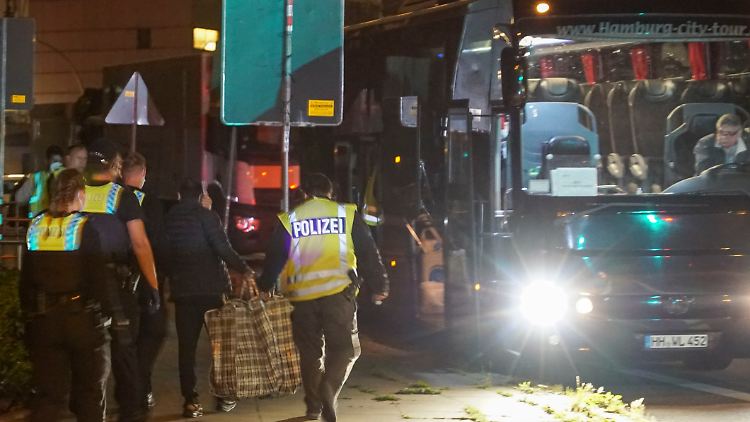 Dass Menschen mitten in der Nacht zur Abschiebung abgeholt werden, ist nicht ungewöhnlich.