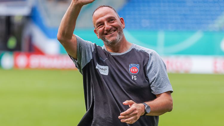 Sein Verein ist erstmals erstklassig: Heidenheim-Trainer Frank Schmidt.
