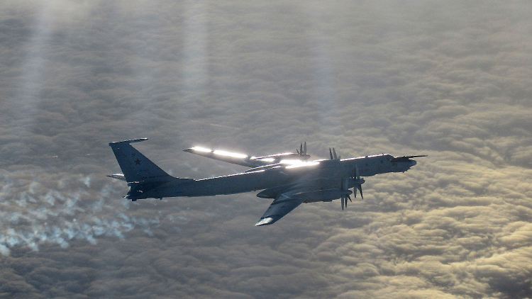 Eine der russischen Maschinen vom Typ Tupolew TU-142 nahe der Shetlandinseln.