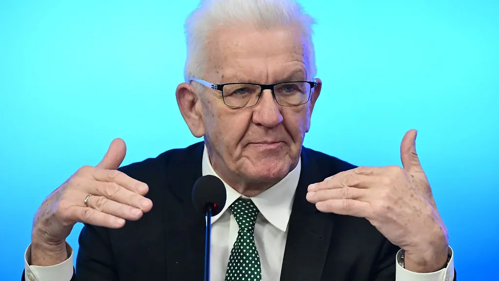 Baden-Wuerttembergs-Ministerpraesident-Winfried-Kretschmann-Gruene-bei-einer-Pressekonferenz