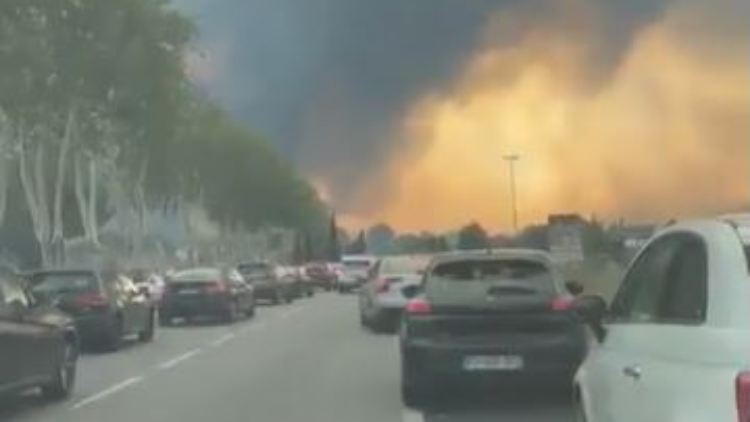 Menschen flüchten vor den Feuern in Südfrankreich.
