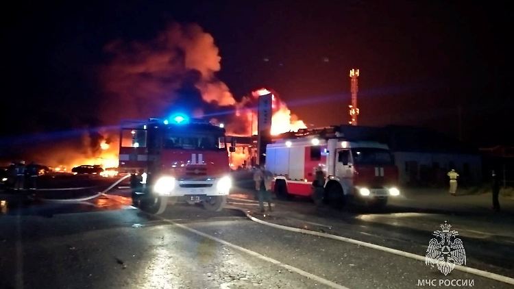 Das Feuer in der Region Dagestan brach zunächst in einer Autowerkstatt aus.