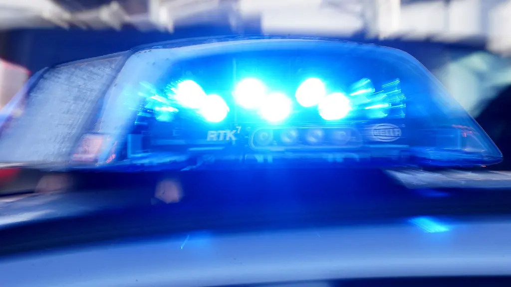 Ein-Polizeifahrzeug-mit-eingeschaltetem-Blaulicht