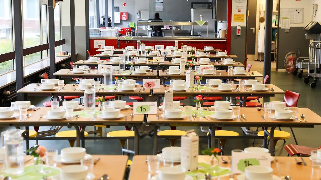 Die-Tische-einer-Mensa-in-Hamburg-sind-gedeckt