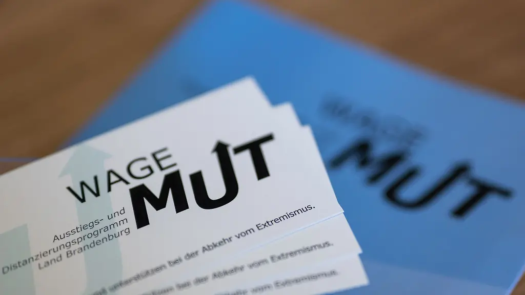 Karten-mit-Informationen-zum-Ausstiegsprogramm-des-Landes-Brandenburg-fuer-Extremisten-Wage-Mut