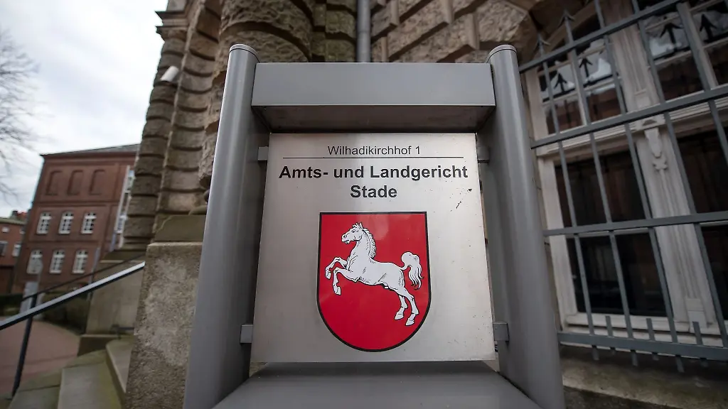 Ein-Schild-steht-vor-dem-Amts-und-Landgericht-in-Stade