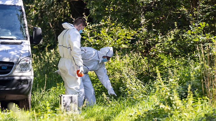 Nach dem Fund der Leiche in Emmerich sichern die Ermittler Spuren. 