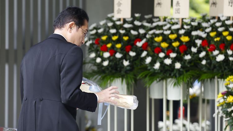 Der japanische Premier Fumio Kishida gedenkt den Opfern des Zweiten Weltkriegs.