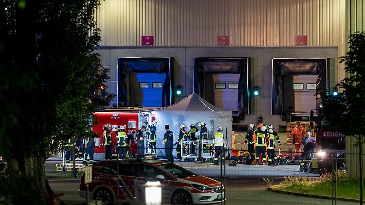 Mehrere Dutzend Einsatzkräfte aus der Region waren beim Brand in Wiesbaden angerückt.