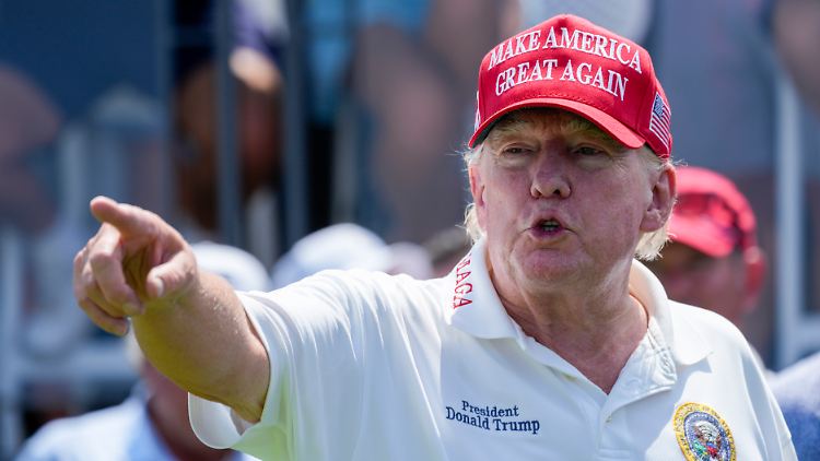 "Klingt für mich manipuliert!" schrieb Trump auf dem von ihm gegründeten Online-Netzwerk Truth Social.