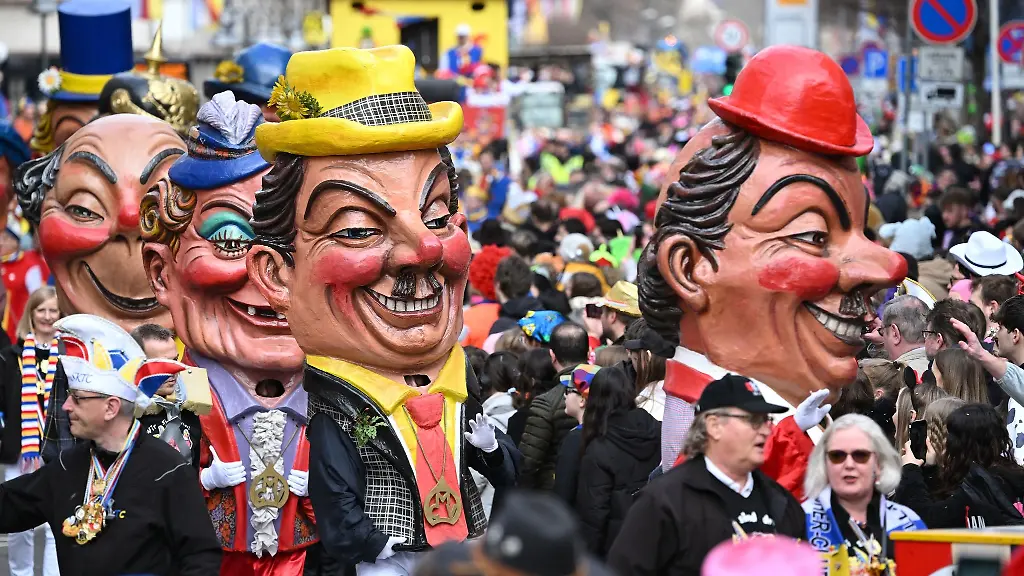 Die-Meenzer-Schwellkoepp-sind-beim-Mainzer-Rosenmontagszug-unterwegs