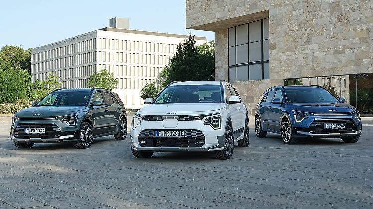 Den Kia Niro gibt es als batterieelektrisches Modell (M.), als Plug-in-Hybrid (r.) und als Vollhybriden.