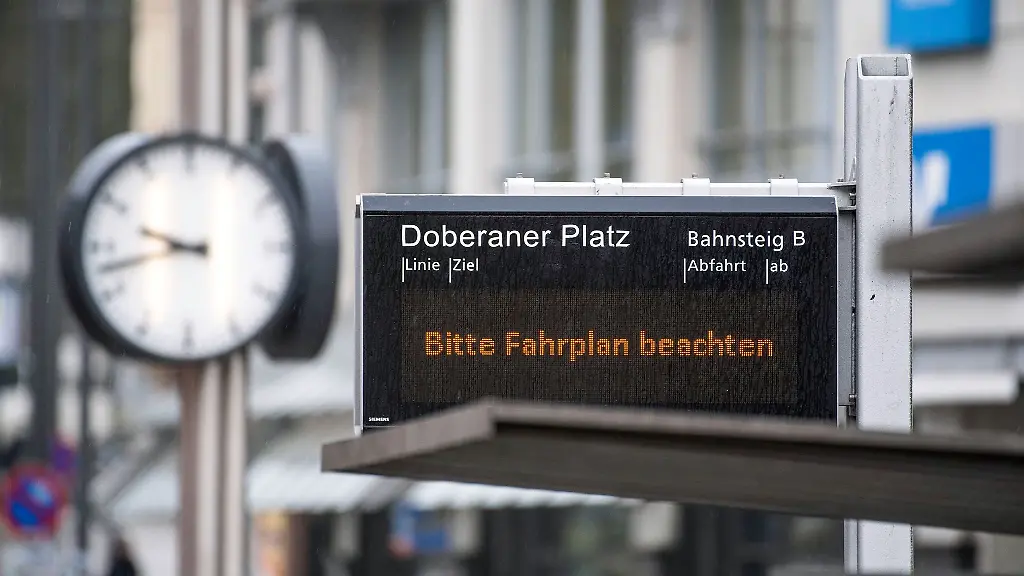 Eine-Anzeigetafel-der-Rostocker-Strassenbahn-AG-ist-am-Doberaner-Platz-in-Rostock-zu-sehen