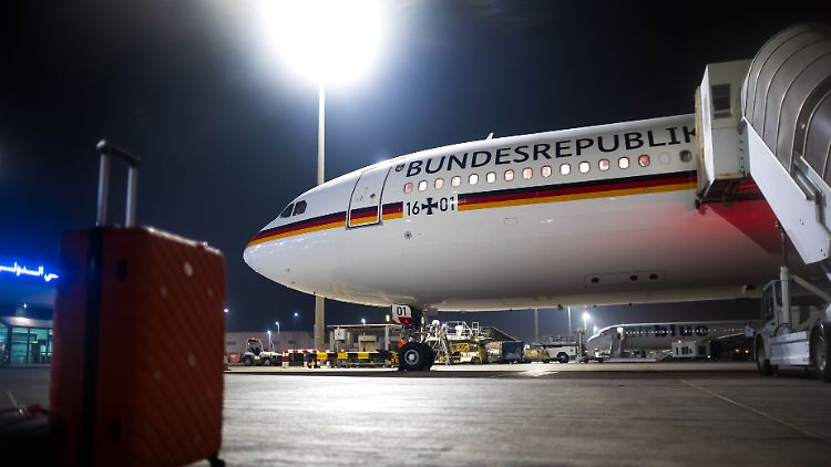 Baerbock und ihre Delegation mussten wegen eines Defekts des A340 in Abu Dhabi zwischenlanden.