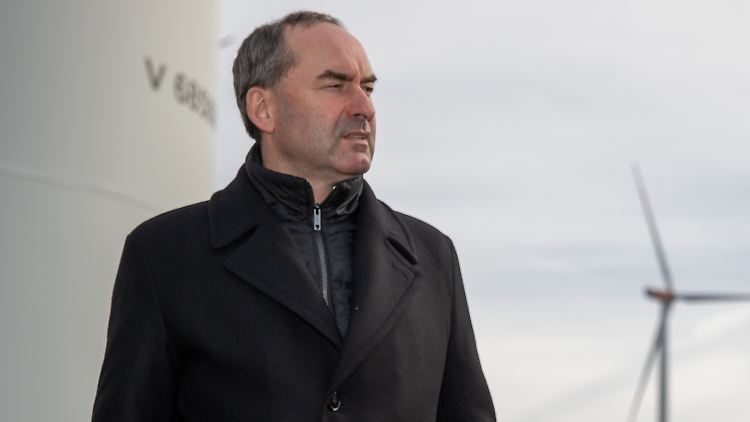 Bayerns Freie-Wähler-Chef Hubert Aiwanger findet es problematisch, dass Regionen mit viel Windkraft mehr für Strom zahlen müssen.