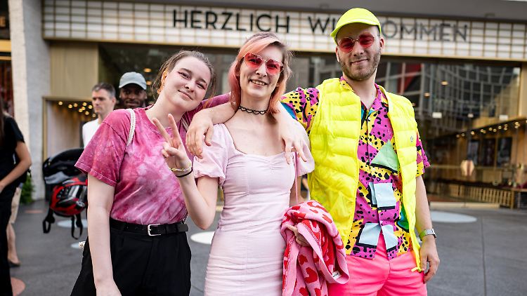 Rosafarbene Kleidung schafft ein Gemeinschaftsgefühl.