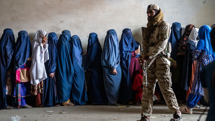 Die Taliban nehmen Frauen und Mädchen fast jede Woche einen weiteren Teil ihrer Freiheit, sagt Baerbock.