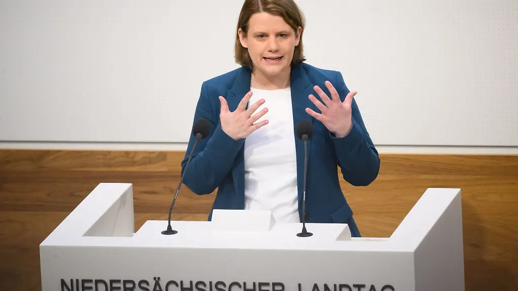 Julia-Willie-Hamburg-spricht-im-niedersaechsischen-Landtag
