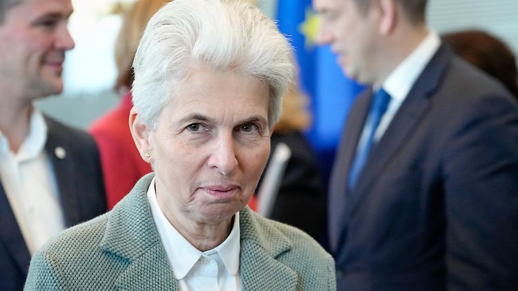 Die Luftwaffe "tut gut daran", die A340-Jets frühzeitig auszumustern, sagt die Politikerin.