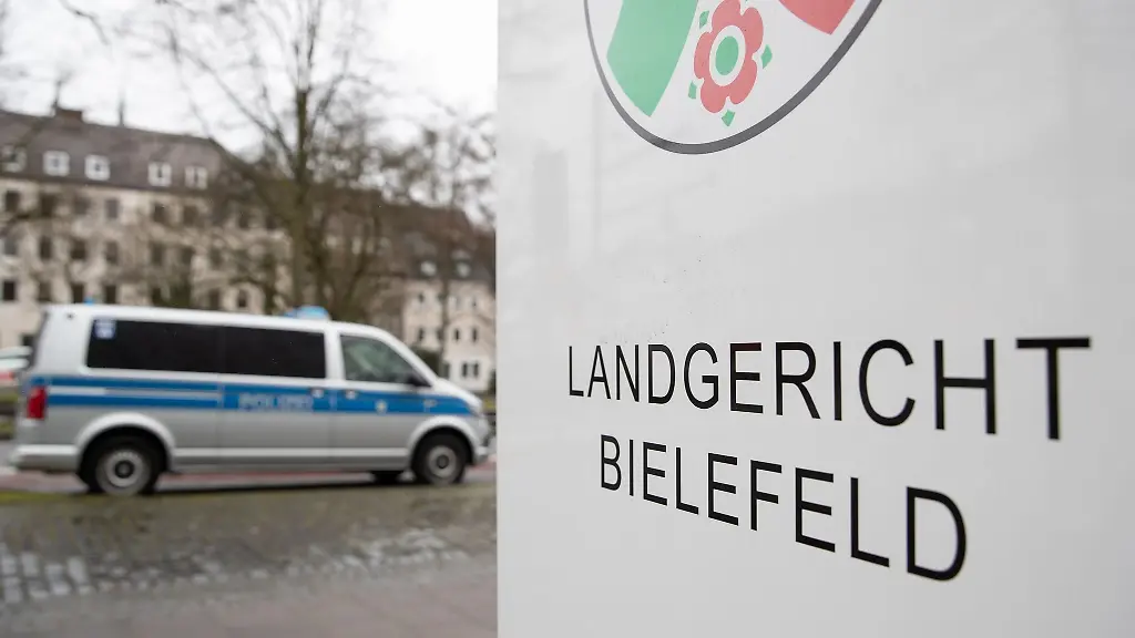 Ein-Polizeibus-steht-vor-dem-Landgericht-Bielefeld