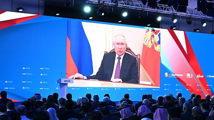 Putin wirft dem Westen eine Verschwörung gegen alles Russische vor.