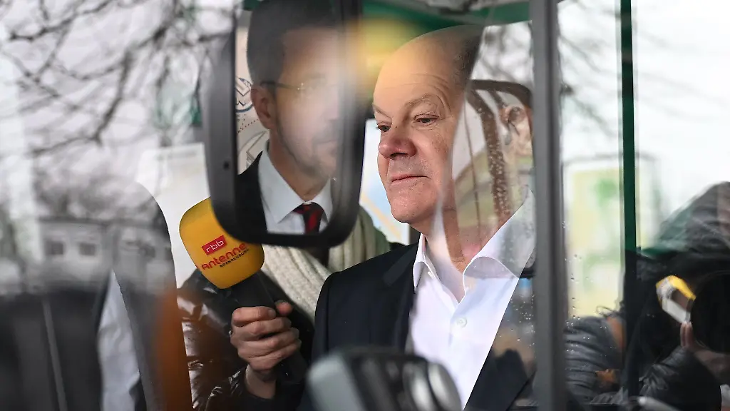 Bundeskanzler-Olaf-Scholz-SPD-besucht-die-Biosphaere-in-Potsdam-zum-Thema-Smart-City