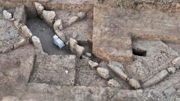 Die Luftaufnahme zeigt das 5500 Jahre alte Stadttor, das in Tel Erani erst ausgegraben und dann wieder zugeschüttet wurde.