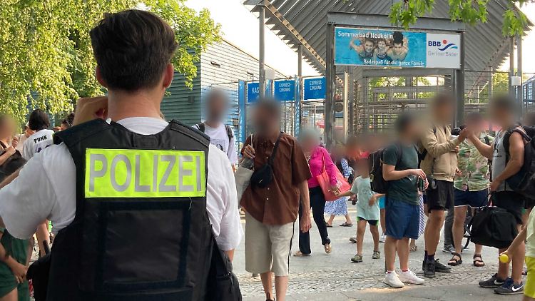 Nach verschiedenen Vorfällen in Berliner Bädern wurde dort die Polizeipräsenz verschärft.