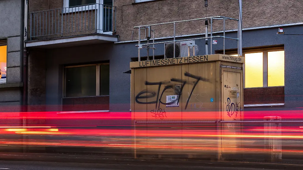 Autos-fahren-an-einer-Schadstoff-Messstation-vorbei