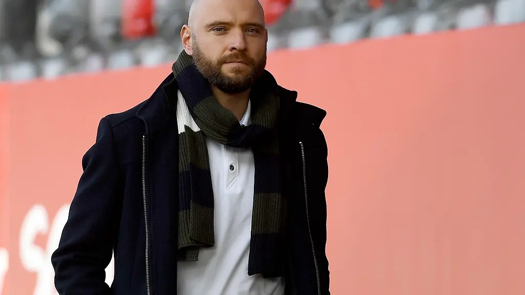 Stephan-Lerch-damaliger-Trainer-des-VfL-Wolfsburg-beobachtet-das-Aufwaermen-seines-Teams