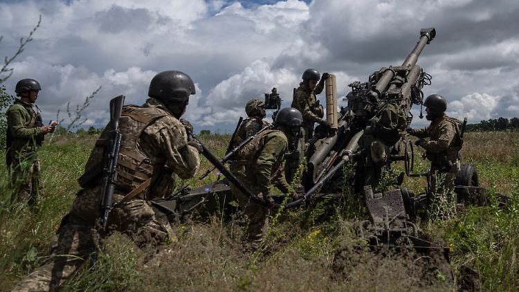 Ukrainische Artilleristen mit einer M777-Haubitze in der Region Charkiw. 