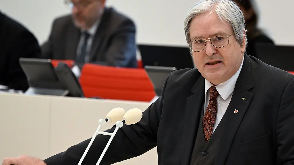 Joerg-Steinbach-SPD-Wirtschaftsminister-Brandenburgs-spricht-waehrend-einer-Debatte-des-Landtages