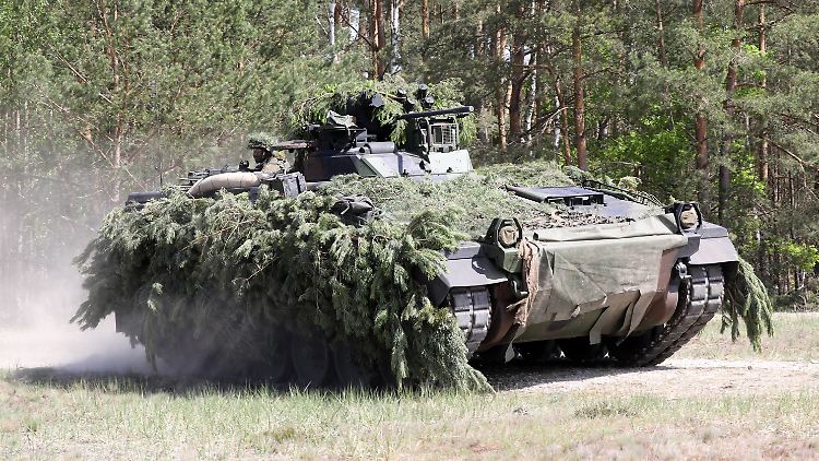 Die Bundesregierung hat der Ukraine bislang 40 Marder geliefert. 