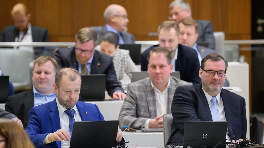 Die-Fraktion-der-AfD-mit-Stefan-Marzischewski-vorne-links-Klaus-Wichmann-vorne-rechts-Jens-Christoph-Brockmann-2-Reihe-links-und-Peer-Lilienthal-2-Reihe-rechts-sitzt-im-niedersaechsischen-Landtag