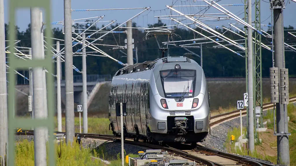 Ein-Zug-faehrt-ueber-den-Bahnknoten-Dessau-Rosslau