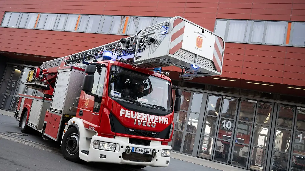 Ein-Einsatzfahrzeug-mit-Drehleiter-faehrt-zu-einem-Einsatz