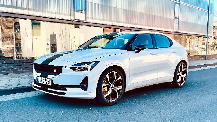 Der Polestar 2 passt in keine Schublade: Das etwas höher liegende Modell ist weder SUV noch Limousine, kommt aber einer Limousine nahe.