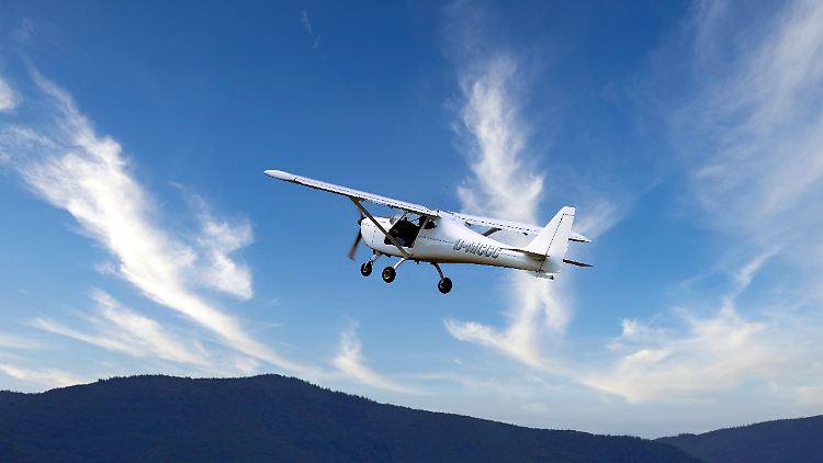 Das Sportflugzeug stürzte nahe Nantes ab. (Symbolbild)