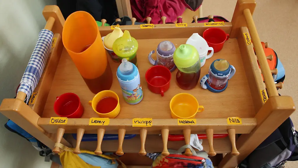 Getraenkebecher-fuer-Kitakinder-stehen-in-einer-Kindertagesstaette