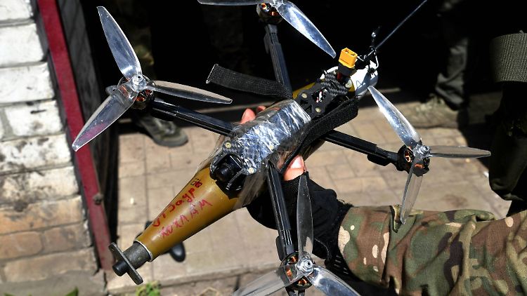 Ein russischer Soldat einer Aufklärungseinheit hält eine Kamikaze-Drohne. 