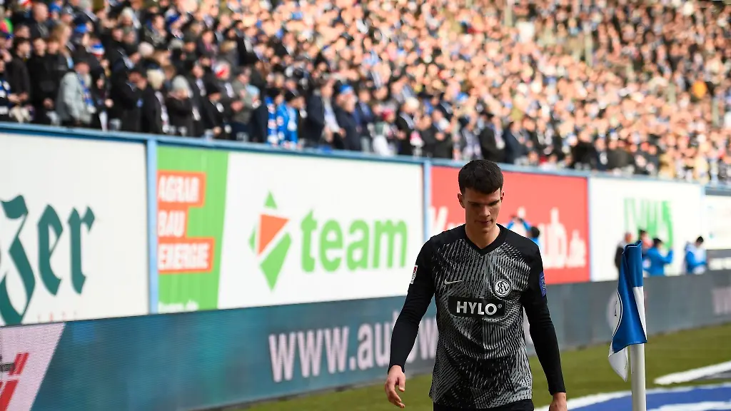 Elversbergs-Frederik-Jaekel-geht-vom-Platz