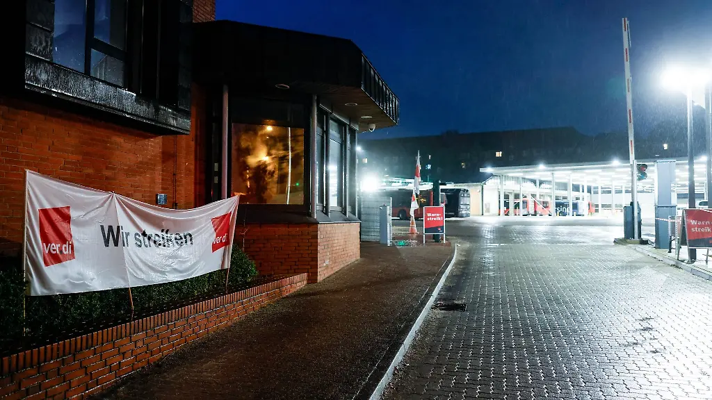 Ein-Banner-mit-der-Aufschrift-wir-streiken-haengt-vor-dem-Eingang-zum-Betriebshof-der-Kieler-Verkehrsgesellschaft