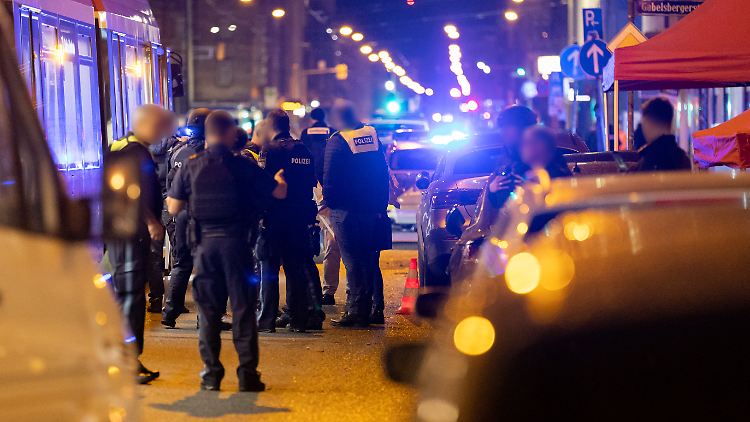 Der Anklage zufolge verabredete sich der mutmaßliche Täter mit seinen beiden Opfern vor einem Restaurant in Nürnberg.