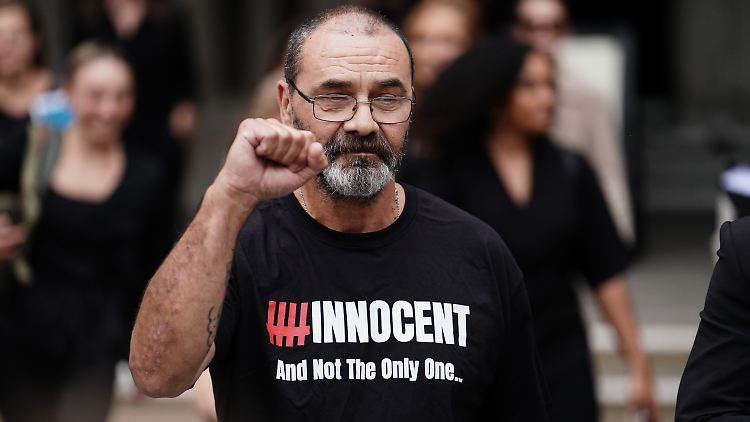 Mit 40 Jahren kommt Malkinson für eine Tat ins Gefängnis, die er nicht begangen hat. 