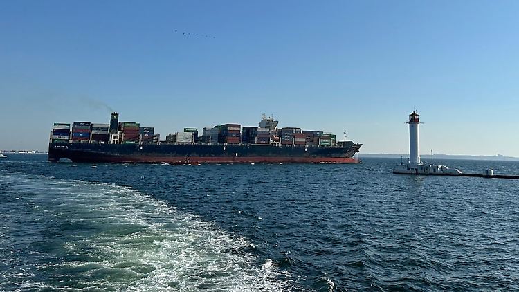 Das Containerschiff "Joseph Schulte" verlässt unter der Fahne Hongkongs den Hafen von Odessa.