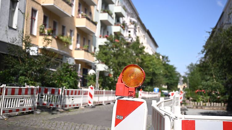 Im Kreuzberger Graefekiez werden Parkplätze für Autos zu Grünflächen und Fahrradparkplätzen umgewandelt.